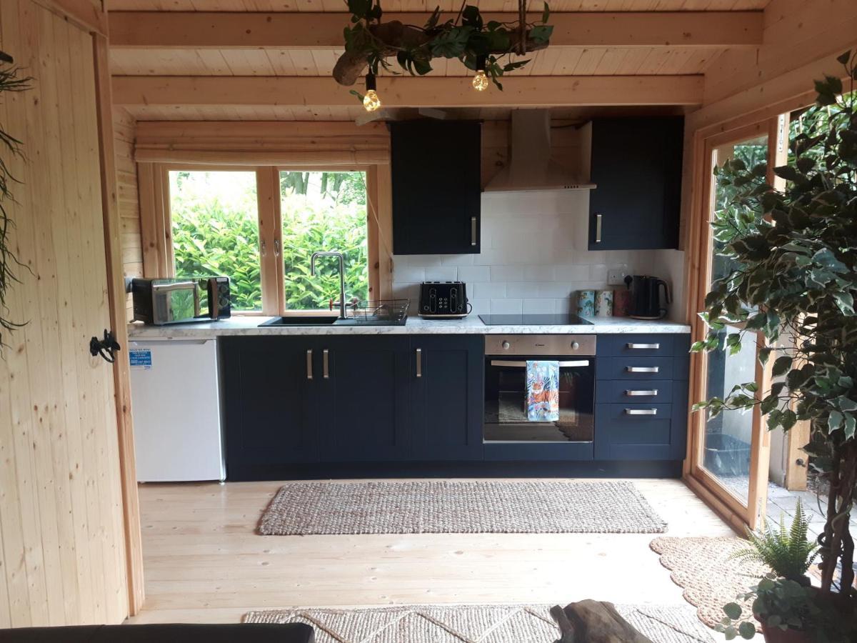 Cabin Set In A Beautiful Romantic Tropical Gardenサットン・コールドフィールド エクステリア 写真