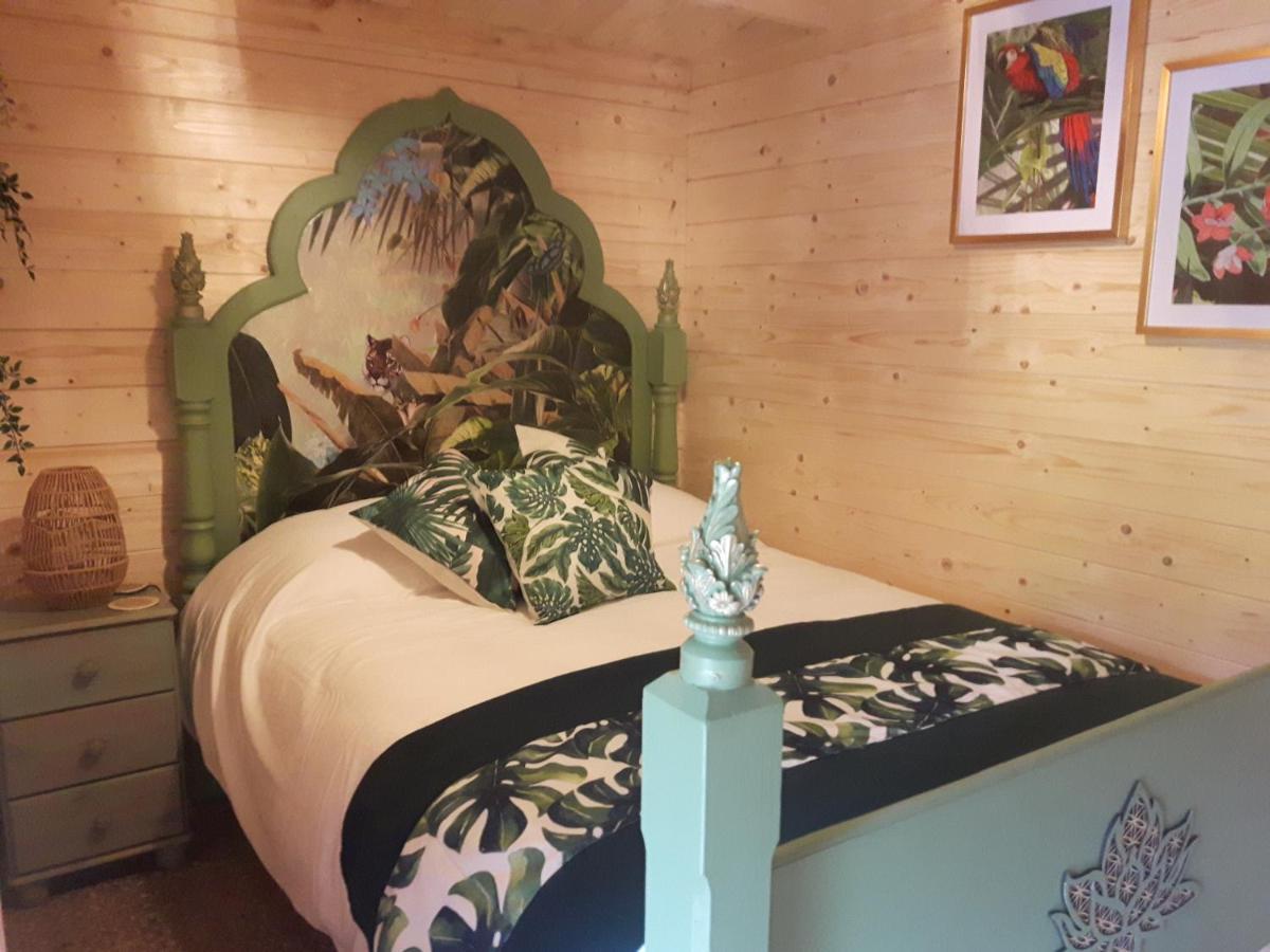 Cabin Set In A Beautiful Romantic Tropical Gardenサットン・コールドフィールド エクステリア 写真