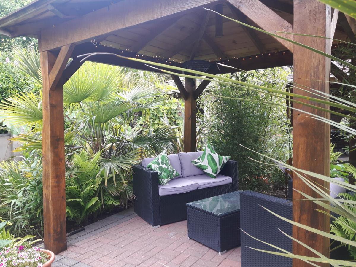 Cabin Set In A Beautiful Romantic Tropical Gardenサットン・コールドフィールド エクステリア 写真