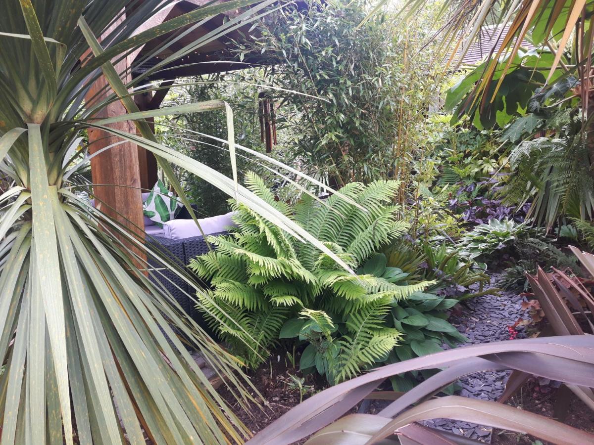 Cabin Set In A Beautiful Romantic Tropical Gardenサットン・コールドフィールド エクステリア 写真