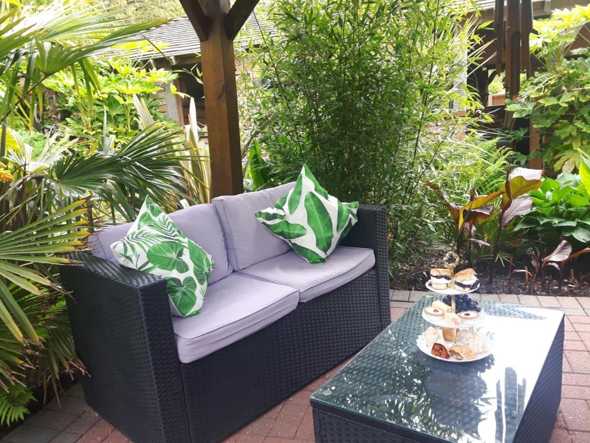 Cabin Set In A Beautiful Romantic Tropical Gardenサットン・コールドフィールド エクステリア 写真