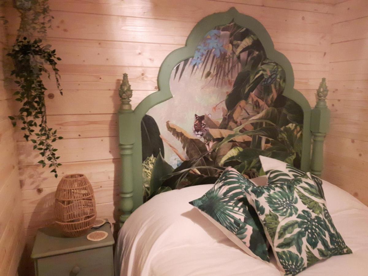Cabin Set In A Beautiful Romantic Tropical Gardenサットン・コールドフィールド エクステリア 写真